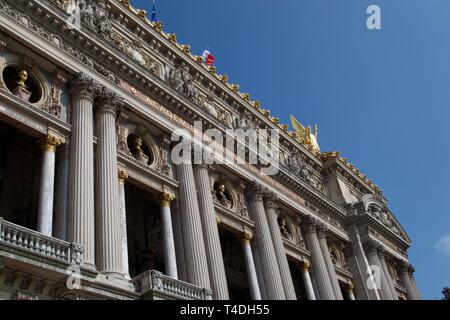 Dettaglio cercando fino al Palais Garnier - Academie Nationale de Muisque - casa dell'Opera di Parigi, Francia. Le colonne (pilastri), oro che dettaglia, statue di un Foto Stock
