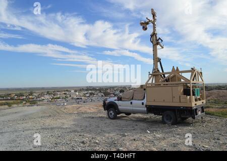 Un Mobile fotocamera di sorveglianza su Garcia's Hill a Andrade punto di entrata a Yuma, Arizona, marzo 28, 2019. Il Dipartimento della Difesa ha dispiegato unità attraverso il confine sud-ovest su richiesta degli Stati Uniti Delle dogane e della protezione delle frontiere ed è fornire logistiche, ingegneria, forza e funzioni di protezione. Foto Stock