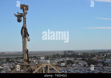 Un Mobile fotocamera di sorveglianza su Garcia's Hill a Andrade punto di entrata a Yuma, Arizona, marzo 28, 2019. Il Dipartimento della Difesa ha dispiegato unità attraverso il confine sud-ovest su richiesta degli Stati Uniti Delle dogane e della protezione delle frontiere ed è fornire logistiche, ingegneria, forza e funzioni di protezione. Foto Stock