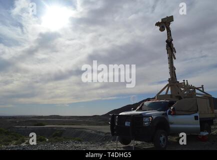 Un Mobile fotocamera di sorveglianza su Garcia's Hill a Andrade punto di entrata a Yuma, Arizona, marzo 28, 2019. Il Dipartimento della Difesa ha dispiegato unità attraverso il confine sud-ovest su richiesta degli Stati Uniti Delle dogane e della protezione delle frontiere ed è fornire logistiche, ingegneria, forza e funzioni di protezione. Foto Stock