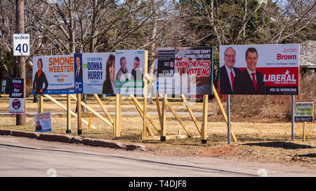 Elezione segni di partiti politici e di MMP Referendum per l'elezione 2019 (aprile 23) sulla strada di Charlottetown, PEI, Canada Foto Stock