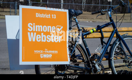 Escursioni in bicicletta campagna di Simone Webster, NDP candidato per il distretto 13 di Charlottetown nella P.E.I. elezione (23 aprile 2019) Foto Stock