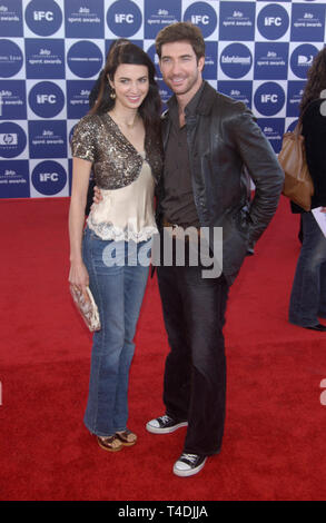 LOS ANGELES, CA. Febbraio 28, 2004: Dylan McDERMOTT & moglie Shiva è salito a 2004 IFP Independent Spirit Awards sulla spiaggia di Santa Monica, CA. Foto Stock