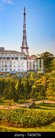 Il Vietnam littell Parigi Da Lat cityscape. Copia della Torre Eiffel sullo sfondo. Bella vista sulla strada di Dalat e Vietnam. Verticale alto panoram risoluzione Foto Stock