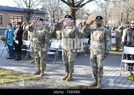 Sede, sede centrale della Società Medica, attività di reparto la Baviera, accoglie 1Lt. Yuri A. Armstrong come suo nuovo comandante durante un cambio del comando cerimonia alla caserma di Rose in Vilseck, Germania, 22 marzo. Armstrong comando accettato da Capt. James T. Smith che ha servito come il comandante HHC per il passato 18 mesi. Foto Stock