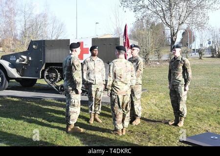 Sede, sede centrale della Società Medica, attività di reparto la Baviera, accoglie 1Lt. Yuri A. Armstrong come suo nuovo comandante durante un cambio del comando cerimonia alla caserma di Rose in Vilseck, Germania, 22 marzo. Armstrong comando accettato da Capt. James T. Smith che ha servito come il comandante HHC per il passato 18 mesi. Foto Stock