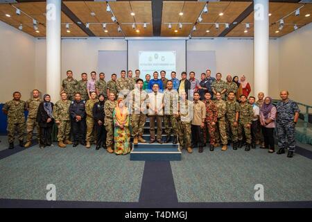 KUCHING, Malaysia (3 aprile 2019) - funzionari malese e Pacific Partnership 2019 personale posano per una foto di gruppo a seguito di una assistenza umanitaria e di soccorso in caso di catastrofe esercizio del piano portapaziente a Sarawak Biblioteca di Stato come parte del partenariato Pacifico 2019. L'esercizio ammessi civili e militari di funzionari per discutere le politiche e procedure per rispondere alle varie fasi di catastrofi naturali e di emergenze. Pacific Partnership, ora nella sua XIV iterazione, è la più grande multinazionale annuale di assistenza umanitaria e di soccorso in caso di catastrofe preparazione missione condotta nell'Indo-Pacifico. Ogni ye Foto Stock