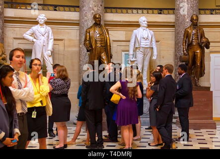 Washington DC, Stati Uniti d'America. Jun 2013. Un giovane maschio intern ammirando le illustrazioni di cui sopra al capitale della nazione rotunda area. Foto Stock