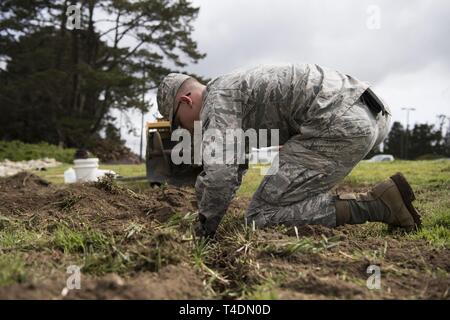 Airman 1. Classe Tristan Gibson, 30 Ingegneria civile Squadron Airman, partecipa alle riparazioni di base 4 aprile 2019, sulla base aerea di Vandenberg, California Gibson aiuta a mantenere Vandenberg AFB e rende le riparazioni e gli aggiornamenti quando necessario. Foto Stock