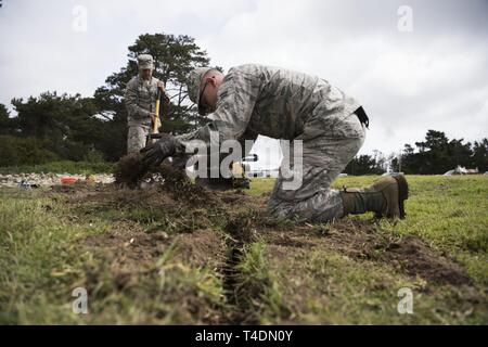 Airman 1. Classe Tristan Gibson, 30 Ingegneria civile Squadron Airman, partecipa alle riparazioni di base 4 aprile 2019, sulla base aerea di Vandenberg, California Gibson aiuta a mantenere Vandenberg AFB e rende le riparazioni e gli aggiornamenti quando necessario. Foto Stock