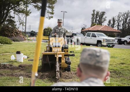 Airman 1. Classe Rafael Waledziak, 30 Ingegneria civile Squadron, opera di macchinari durante le riparazioni di base 3 aprile 2019, sulla base aerea di Vandenberg, California Waledziak aiuta a mantenere Vandenberg AFB lungo con le riparazioni quando necessario. Foto Stock