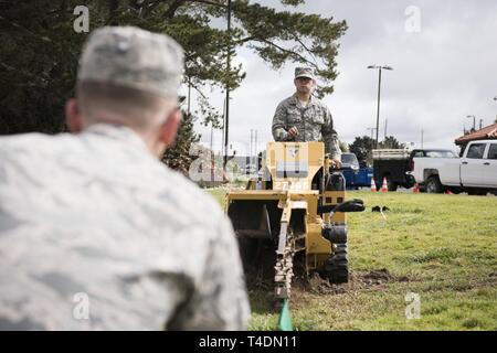 Airman 1. Classe Rafael Waledziak, 30 Ingegneria civile Squadron, opera di macchinari durante le riparazioni di base 3 aprile 2019, sulla base aerea di Vandenberg, California Waledziak aiuta a mantenere Vandenberg AFB lungo con le riparazioni quando necessario. Foto Stock