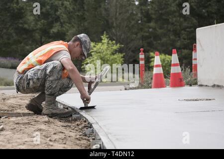 Airman 1. Classe Devin Bergeron, 30 Ingegneria civile Squadron Airman, getta calcestruzzo 3 aprile 2019, sulla base aerea di Vandenberg, California Bergeron aiuta a mantenere Vandenberg AFB lungo con le riparazioni e gli aggiornamenti quando necessario. Foto Stock