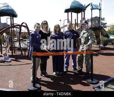 Norfolk Naval Shipyard Commander Capt. Kai Torkelson e membri di MWR preparare a tagliare il nastro nella celebrazione del nuovo parco giochi e rifugi picnic a Scott Center allegato. Foto Stock