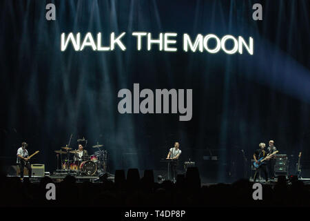 Aprile 12, 2019 - Chicago, Illinois, Stati Uniti - ELI MAIMAN, SEAN WAUGAMAN, NICHOLAS PETRICCA, KEVIN COLTER RAY e LACHLAN ad ovest di camminare la luna durante la simulazione teoria Tour presso United Center di Chicago, Illinois (credito Immagine: © Daniel DeSlover/ZUMA filo) Foto Stock