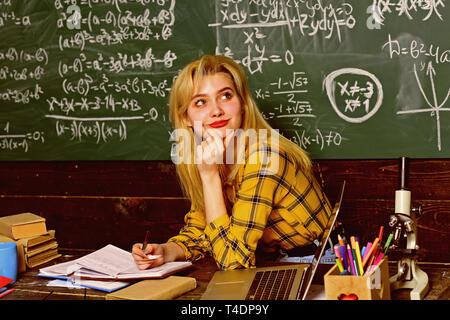 Conferenza degli studenti in soppalco interno spazio coworking utilizzando dispositivi digitali e wifi. Preparare gli studenti per gli esami in aula interno dietro la tabella. Foto Stock