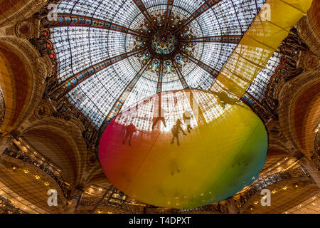 Sessione di Yoga sotto la cupola di Galeries Lafayette di Parigi Foto Stock