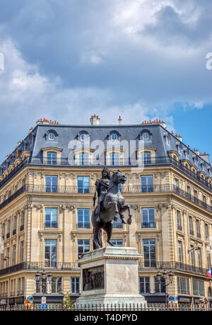 Statua di re Luigi XIV alla Place de Victoires a Parigi Foto Stock