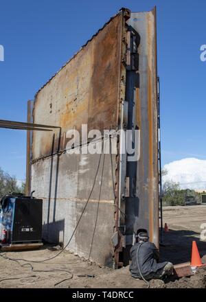 OXNARD in California (Mar. 20, 2019) - USA Navy Steelworker 2a classe Gabriella Gonzalez, da Lompoc, California, assegnato al battaglione di costruzione dell'unità di manutenzione 303, saldature staffe ad una banchina expeditionary patch a parete (Curley patch) durante una prova di concetto il test a bordo della base navale di Ventura County a sostegno del Pacifico Blitz 2019 (PacBlitz19). La patch Curley tecnica fornisce conveniente riparare ai moli e banchine di abilitazione delle forze militari di continuare ad utilizzare la porta per fornire supporto logistico alle forze di esercizio. PacBlitz19 fornisce realistico, formazione pertinenti necessarie per effectiv Foto Stock