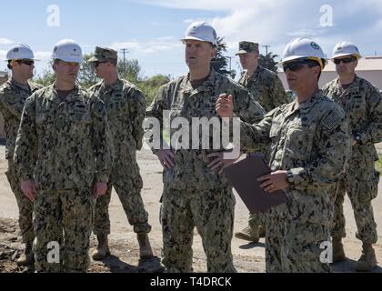 OXNARD in California (Mar. 20, 2019) - USA Navy Adm posteriore. Brian J. Brakke (centro), commander, Navy spedizione contro il comando, osserva Seabees da costruzione subacquea Team 2, Navale Mobile Battaglione di costruzione 5 Costruzione e Manutenzione del Battaglione unità 303 costruire una banchina expeditionary patch a parete (Curley patch) sulla base navale Ventura County a sostegno del Pacifico Blitz 2019 (PacBlitz19). La patch Curley tecnica fornisce conveniente riparare ai moli e banchine di abilitazione delle forze militari di continuare ad utilizzare la porta per fornire supporto logistico alle forze di esercizio. PacBlitz19 fornisce rea Foto Stock