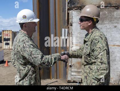 OXNARD in California (Mar. 20, 2019) - Posteriore Adm. Brian J. Brakke (sinistra), commander, Navy spedizione contro il comando, presenta un comando moneta per Builder 2a classe Christen Makin, da Lexington, Kentucky, assegnato alla costruzione subacquea Team 2 durante un tour di una Patch Curley prova di concetto prova sulla base navale Ventura County a sostegno del Pacifico Blitz 2019 (PacBlitz19). La patch Curley tecnica fornisce conveniente riparare ai moli e banchine di abilitazione delle forze militari di continuare ad utilizzare la porta per fornire supporto logistico alle forze di esercizio. PacBlitz19 fornisce realistico, treno pertinenti Foto Stock