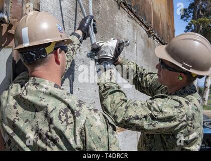 OXNARD in California (Mar. 20, 2019) - USA Navy Builder 2a classe Christen Makin (a destra), da Lexington, Kentucky, e costruttore di prima classe lancia Fairchild, dal Nederland, Colorado, entrambi assegnati alla costruzione subacquea Team 2, fissare un cavo a un pad occhio su una banchina expeditionary patch a parete (Curley patch) durante una prova di concetto il test a bordo della base navale di Ventura County a sostegno del Pacifico Blitz 2019 (PacBlitz19). La patch Curley tecnica fornisce conveniente riparare ai moli e banchine di abilitazione delle forze militari di continuare ad utilizzare la porta per fornire supporto logistico alle forze di esercizio. Foto Stock