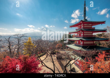 Vista del Monte Fuji con Chureito Pagoda in autunno Foto Stock