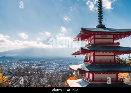 Vista del Monte Fuji con Chureito Pagoda in autunno Foto Stock