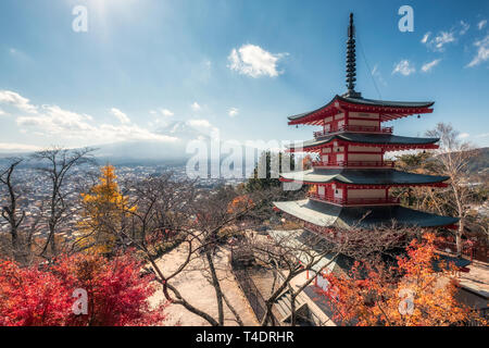 Vista del Monte Fuji con Chureito Pagoda in autunno Foto Stock