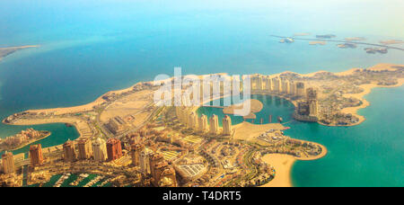 Vista aerea del Pearl-Qatar, l'isola artificiale nel Golfo Persico, Doha, Qatar, Medio Oriente. Volo panoramico di Viva Bahriya nel Maghreb e Moresco Foto Stock