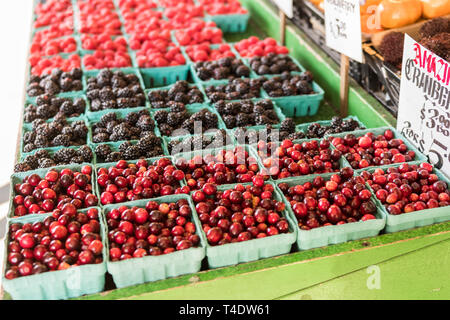 Mirtilli More e altri frutti in una fase di stallo a Pike Place Market di Seattle Foto Stock