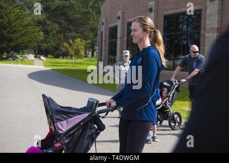 Avieri e alle loro famiglie di partecipare nella Air Force del fondo di assistenza campagna "correre perché ci prendiamo cura" 5K 22 marzo 2019, sulla base aerea di Vandenberg, California Solo lo scorso anno, Vandenberg i deputati hanno ricevuto oltre $84.000 in assistenza di personal e emergenze familiari dalla carità. Foto Stock