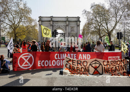 Londra, Regno Unito. - 15 Aprile 2019: membri di estinzione della ribellione bloccare le strade che portano a Marble Arch per promuovere la consapevolezza del cambiamento climatico. Foto Stock