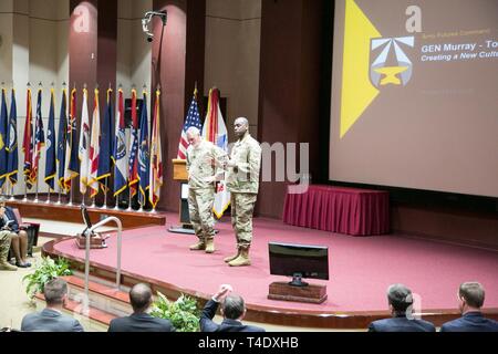 Il Mag. Gen. Cedric T. vince, U.S. Army Combat Sviluppo delle capacità di comando comandante generale, introduce gen. John M. Murray, U.S. Esercito comando Futures comandante generale, a marzo 26 town hall per gli Stati Uniti Army Combat Sviluppo delle capacità di comando Aeronautica & Centro Missile forza lavoro al Redstone Arsenal, Ala.. Murray discusso l'origine di AFC, la necessità di un ammodernamento dell'esercito, e ha preso le domande da parte del personale. Foto Stock