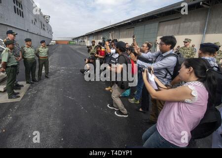 Malaysia (28 marzo 2019) - Membri della pressa di scattare foto delmalaysian Forze Armate leader in posa con la Pacific Partnership 2019 Capo del Personale, Royal Australian Navy capitano Brendon Zilko di fronte militare comando Sealift expeditionary trasporto veloce USNS Fall River (T-EPF 4) dopo che la nave è ormeggiata al Porto di Kuching. Pacific Partnership, ora nella sua XIV iterazione, è la più grande multinazionale annuale di assistenza umanitaria e di soccorso in caso di catastrofe preparazione missione condotta nell'Indo-Pacifico. Ogni anno la missione team lavora collettivamente con host e nazioni partner per migliorare reg Foto Stock