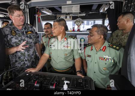 Malaysia (28 marzo 2019) - Royal Australian Navy capitano Brendon Zilko, Pacific Partnership 2019 Capo del personale, dà malese forze armate leader un tour dei militari di comando Sealift expeditionary trasporto veloce USNS Fall River (T-EPF 4) ponte dopo la nave ormeggiata al Porto di Kuching. Pacific Partnership, ora nella sua XIV iterazione, è la più grande multinazionale annuale di assistenza umanitaria e di soccorso in caso di catastrofe preparazione missione condotta nell'Indo-Pacifico. Ogni anno la missione team lavora collettivamente con host e nazioni partner per migliorare l'interoperabilità a livello regionale e disas Foto Stock