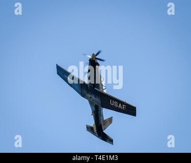 Un T-6un texano II vola sul Columbus Air Force Base, Miss., 27 marzo 2019, durante un corso di formazione sortie. Il texano II è uno dei tre corsi di formazione su aeromobili Columbus AFB. Foto Stock