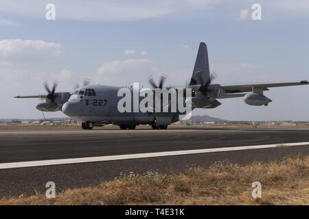 Un U.S. Marine Corps KC-130J Super Hercules con Marine Refueler squadrone di trasporto (VMGR) 152 atterra a Clark Air Base, Filippine, 22 marzo 2019, in preparazione per esercitare Balikatan. Balikatan è un esercizio annuale tra gli Stati Uniti e le Filippine e proviene da una frase Tagalog significato houlder "a spalla", che rappresenta la relazione tra i due paesi. L'esercizio promuove la sicurezza regionale e gli sforzi umanitari per Stati Uniti alleati e partner. Foto Stock