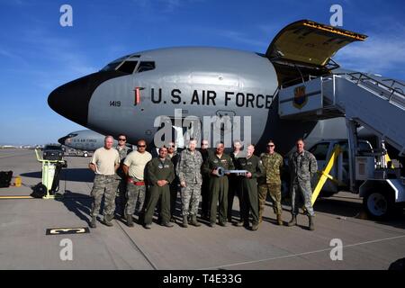 Il colonnello Patrick Donaldson, commander, 161Air Refuelling Wing, Goldwater Air National Guard Base, Phoenix, accetta la chiave KC-135 Stratotanker 57-1419 dal colonnello John Pogorek, commander, 157Air Refuelling Wing, Pease Air National Guard Base, N.H., 24 marzo 2019. Pease Air National Guard Base terrà una cerimonia divesture per gli aeromobili e diventerà presto a casa per il nuovissimo Stratotanker, il KC-46A Pegasus. Foto Stock