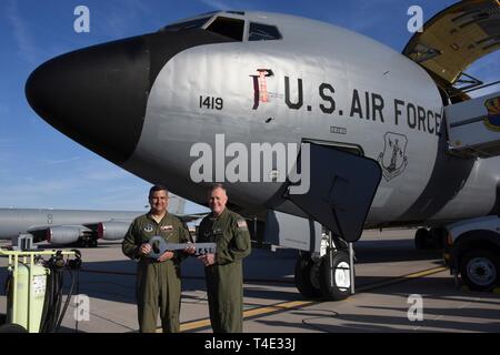 Il colonnello Patrick Donaldson, commander, 161Air Refuelling Wing, Goldwater Air National Guard Base, Phoenix, accetta la chiave KC-135 Stratotanker 57-1419 dal colonnello John Pogorek, commander, 157Air Refuelling Wing, Pease Air National Guard Base, N.H., 24 marzo 2019. Pease Air National Guard Base terrà una cerimonia divesture per gli aeromobili e diventerà presto a casa per il nuovissimo Stratotanker, il KC-46A Pegasus. Foto Stock