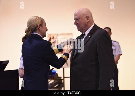 Stati Uniti La guardia costiera Adm posteriore. Melissa Bert fissa pin sul Vietnam Veterans che erano presenti a un risvolto pinning cerimonia al Navy Yard a Washington D.C., Marzo 29, 2019. La cerimonia è stata organizzata per commemorare il Vietnam nazionale veterani di guerra al giorno. Stati Uniti Coast Guard Foto Stock