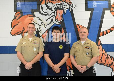 Futuro Sailor Michael Meade accetta il suo $40.000 arruolamento bonus da macchinista Mate (nucleare, sottomarini) Prima Classe concedere McKee, Navy Talent Acquisition Gruppo di Nashville campo nucleare coordinatore a Waverly Central High School di Waverly, Tennessee il 26 marzo 2019. (Marina Foto Stock