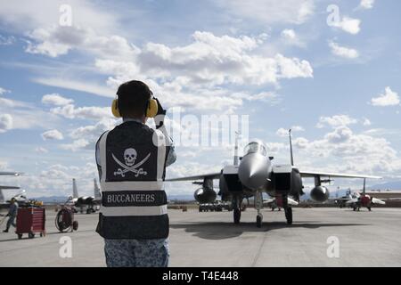 Un Buccanneers airman dal 428th Fighter Squadron riunite una F-15SG Strike Eagle Marzo 21, 2019, a bandiera rossa alla Nellis Air Force Base in Nevada. Bandiera rossa è il mondo del premiere air-air Combat training esercizio. Foto Stock