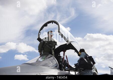 Un pilota dal 428th Fighter Squadron si alza nell'abitacolo della sua F-15SG Strike Eagle Marzo 21, 2019, a bandiera rossa alla Nellis Air Force Base in Nevada. Bandiera rossa è il mondo del premiere air-air Combat training esercizio. Foto Stock