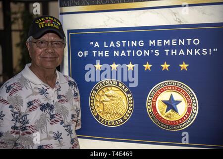 PEARL HARBOR (Mar. 29, 2019) veterano di guerra di Vietnam Jose Padron in posa per una fotografia a un evento riconoscendo i veterani service presso il porto di perla Marina Exchange. Il 28 marzo 2017, Presidente Trump firmato in legge la guerra di Vietnam Veterans atto di riconoscimento, indicata ogni 29 Marzo come il Vietnam nazionale veterani di guerra al giorno. Foto Stock