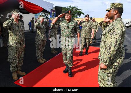 KUCHING, Malaysia (30 marzo 2019) - malese esercito il Mag. Gen. Md Din bin Haji Abu, 1a divisione di fanteria, Comandante restituisce un saluto dal sideboys durante il partenariato del Pacifico 2019 Cerimonia di apertura. Pacific Partnership, ora nella sua XIV iterazione, è la più grande multinazionale annuale di assistenza umanitaria e di soccorso in caso di catastrofe preparazione missione condotta nell'Indo-Pacifico. Ogni anno la missione team lavora collettivamente con host e nazioni partner per migliorare l'interoperabilità a livello regionale di emergenza e capacità di risposta, aumentare la sicurezza e la stabilità nella regione e promuovere nuove Foto Stock