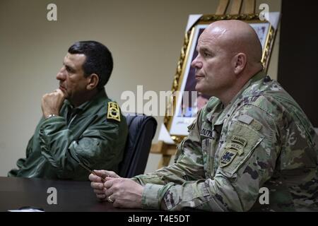 Il Mag. Gen. Roger Cloutier (a destra), IL GOVERNO DEGLI STATI UNITI Army Africa comandante generale e Briga. Gen. Mohammed Gadih, il marocchino Zona Sud componente aria commander, ottenere informato sull'aviazione la porzione di formazione di leone africano 2019 durante la loro visita a Ben Guerir Air Base, Marrakech, Marocco, Marzo 26, 2019. African Lion 2019 è Presidente del Comune di capi di Stato Maggiore-sponsorizzato, U.S. Africa Command-programmato, U.S. Marine Corps costringe l'Europa e Africa-led, interforze e esercizio condotte nel Regno del Marocco con un raggio in Tunisia. Foto Stock