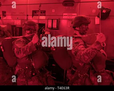 Paracadutisti assegnato al 3° Brigata Team di combattimento, ottantaduesima Airborne Division attendere a bordo di un Airforce C-17 Globemaster aerei per condurre una lotta contro le attrezzature, static line airborne operazione per iniziare il funzionamento Panther Storm giovedì, 28 marzo su Fort Bragg Holland zone di caduta. Funzionamento Panther tempesta era un esercizio di formazione dimostrando la brigata della capacità di salto, combattere e vincere su qualsiasi zona di caduta nel mondo. Foto Stock