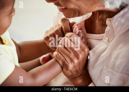 Close Up di nonna tenendo le mani con il bambino nipote giocando insieme Foto Stock