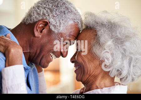 Profilo Shot amorevole coppia Senior testa a testa a casa insieme Foto Stock